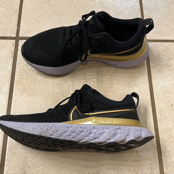 Nike women’s 8.5 react flyknit black tennis shoe - Picture 2 of 9